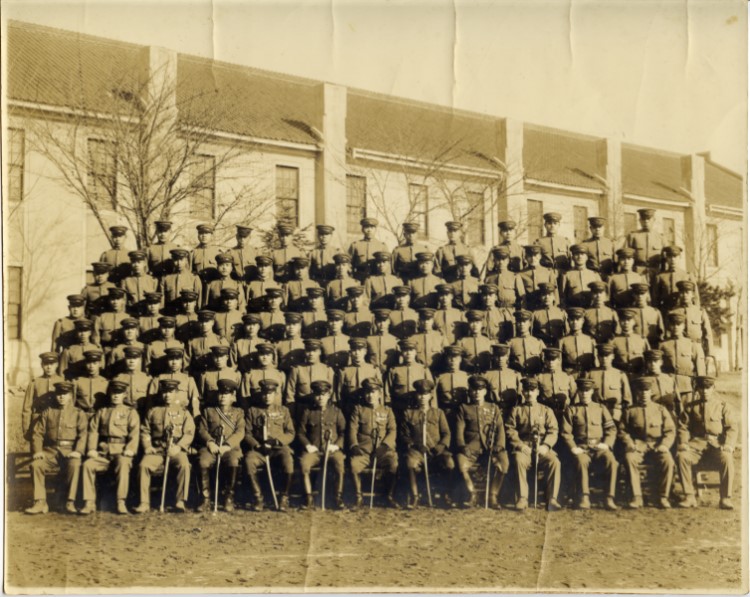 龍山の野砲兵第26連隊の営舎前での新兵の集合写真