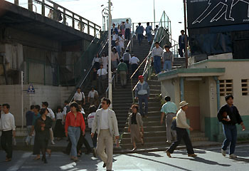 新宿駅南口の階段