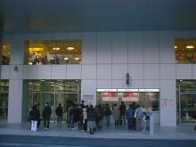 エレベータとかの発券所。む!思ったより人が多い!