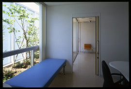 診察室。国道に面していますがガラススクリーンと中庭で遮られています。