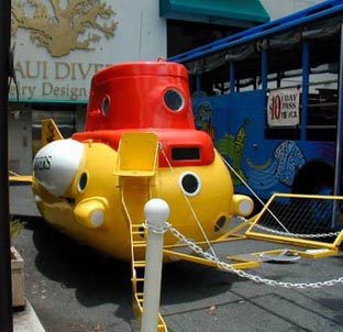 MAUI DIVERS前にある初期の潜水艇