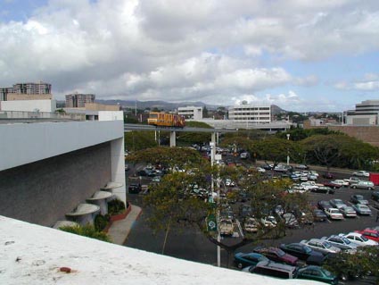 アップタウン側からモノレールを望む