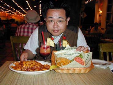 チーズバーガーとチリチーズフライとカクテル