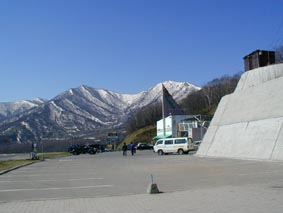 山はまだ雪化粧