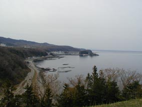 知床峠の途中、ウトロ方面とオロンコ岩を望む