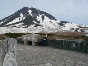 知床峠から羅臼岳を望む