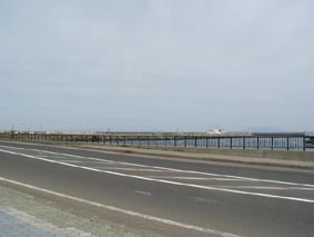 羅臼漁港から国後島を望む