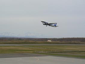 知床連山をバックにローテーションするANKのB767
