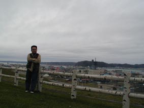 厚岸グルメパークから厚岸湖方面を望む。赤い橋が厚岸大橋