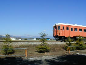 幸福駅にある、旧国鉄車両越しに日高山地を望む