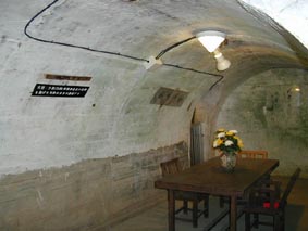 太田司令官室 壁面には「大君の御はたのもとに死にてこそ人と生まれし甲斐ぞありけり」という愛唱歌が鮮明に残る