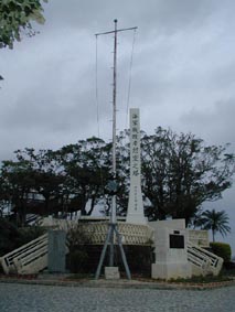 慰霊塔はマストが象られている