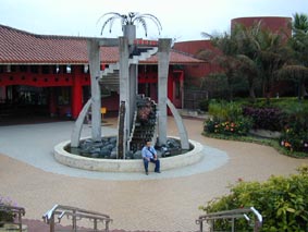 王国村入り口にて