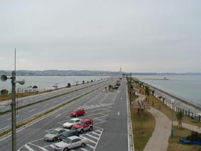 与勝半島を望む 途中の赤い橋はTV等で良く使われる