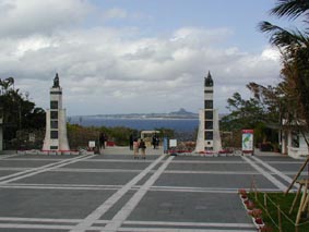 沖縄記念公園入り口から伊江島を望む
