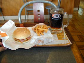 ベーコンチーズバーガーとスーパーフライとルートビア