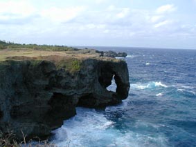 隆起サンゴとコバルトブルーの海に目を奪われます