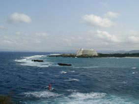 反対側には万座ビーチホテル