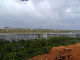 安保の丘からカデナベースを望む