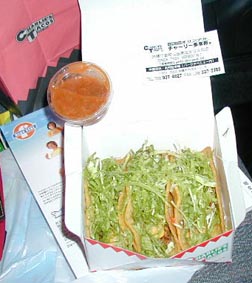 左からビーフ・チキン・ツナタコス