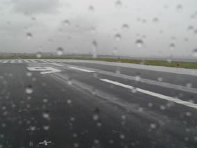 雨のRUNWAY16Lより離陸