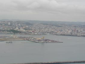 那覇空港へアプローチ中、那覇市街は曇り空