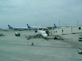 JAS559を降りると、ようやく晴れ間が出てきた