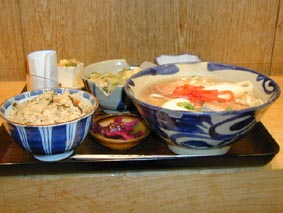 おふくろセットは、琉球家庭料理盛り合わせ