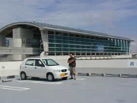 後方はモノレール「ゆいレール」那覇空港駅@2003年開業