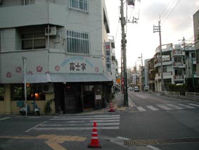 富士屋 泊店は泊小学校向かいです