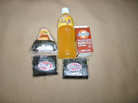 おにぎりは「タコスにぎり」「ポーク卵2種」、ドリンクは「うっちん茶」「ブルーシール・チョコドリンク」♪