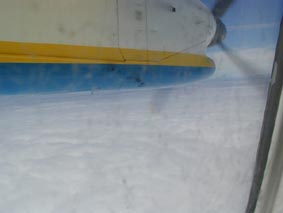 窓からは、ターボプロップENGが目前に