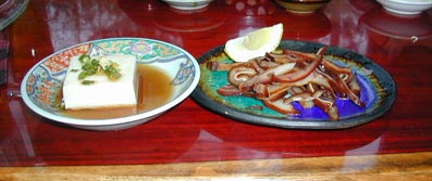 ジーマミー豆腐(ピーナツ豆腐)と、トンピー(豚の頭皮)