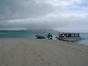 こんなツアーボートが何隻か来ます。奥は久米島