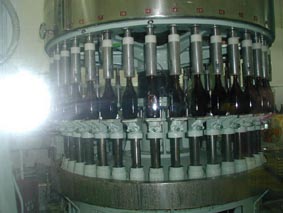 出来たての泡盛が注入されています♪