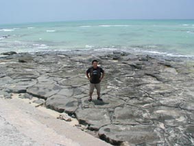 畳石とエメラルドグリーンの海