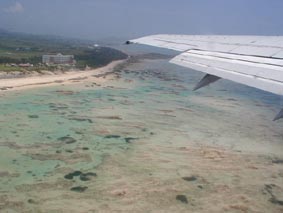 離陸直後は白い砂浜とエメラルドグリーンの海