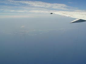 ほとんど見えないけど、久米島全景とはての浜