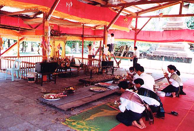 people at wat xiengthon